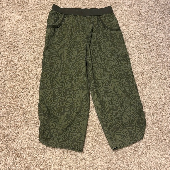 Emily Daniels Women’s Leaf Print Pull-On Crop Capri Pants Size Sm Green Tropical - Picture 2 of 5